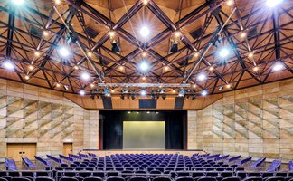Bestuhlt im großen Saal der Stadthalle Fürth, Blick auf die Bühne mit imposanter Beleuchtung