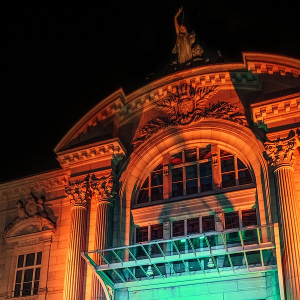 Nachts erstrahlt die historische Sandsteinfassade des Fürther Stadttheaters in stimmungsvollem Licht
