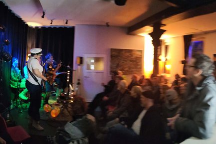 Kleine Veranstaltung im Kaltscher Fürth mit Band auf der Bühne und Publikum davor