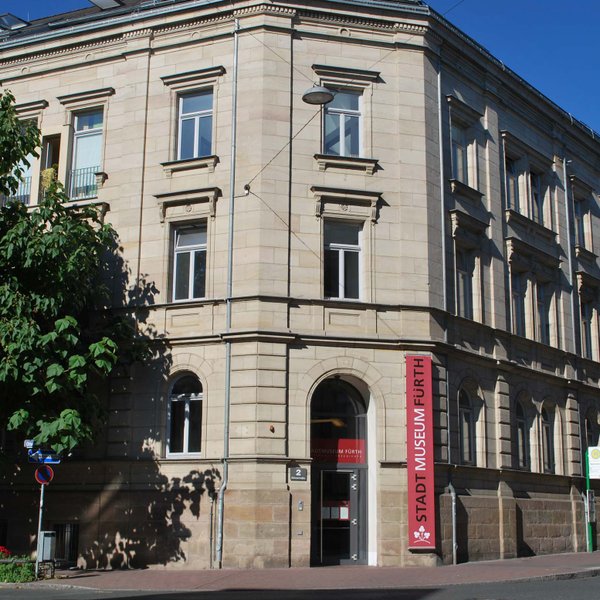Blick auf das Stadtmuseum Fürth in der ehemaligen Ottoschule – historische Fassade und Eingang sichtbar