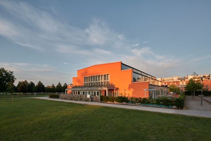 Markantes Gebäude Grüne Halle in der Fürther Südstadt mit stufiger orangefarbener Fassade und großer Fensterfront