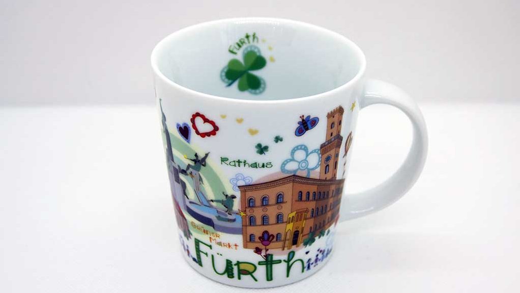 Tasse zeigt Fürther Sehenswürdigkeiten wie Paradiesbrunnen und Rathaus mit verschnörkelter Schrift