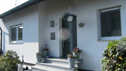 Apartment Angelika in Fürth von außen, umgeben von viel Grün und Ruhe