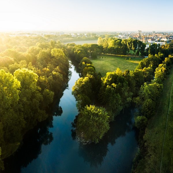 An der Fürther Spitz fließen Pegnitz und Rednitz zur Regnitz zusammen, umgeben von grünen Wiesenauen