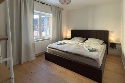 Gemütliches Schlafzimmer mit Doppelbett in der Ferienwohnung B8 im Landkreis Fürth