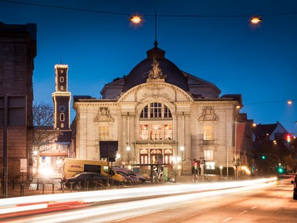 Abenddämmerung in Fürth mit beleuchtetem Stadttheater und dem Rathaus als leuchtendem Wahrzeichen