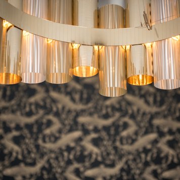 Nahaufnahme des modernen Kronleuchters im Tagungsraum Freiraum im Werners Boutique Hotel Fürth