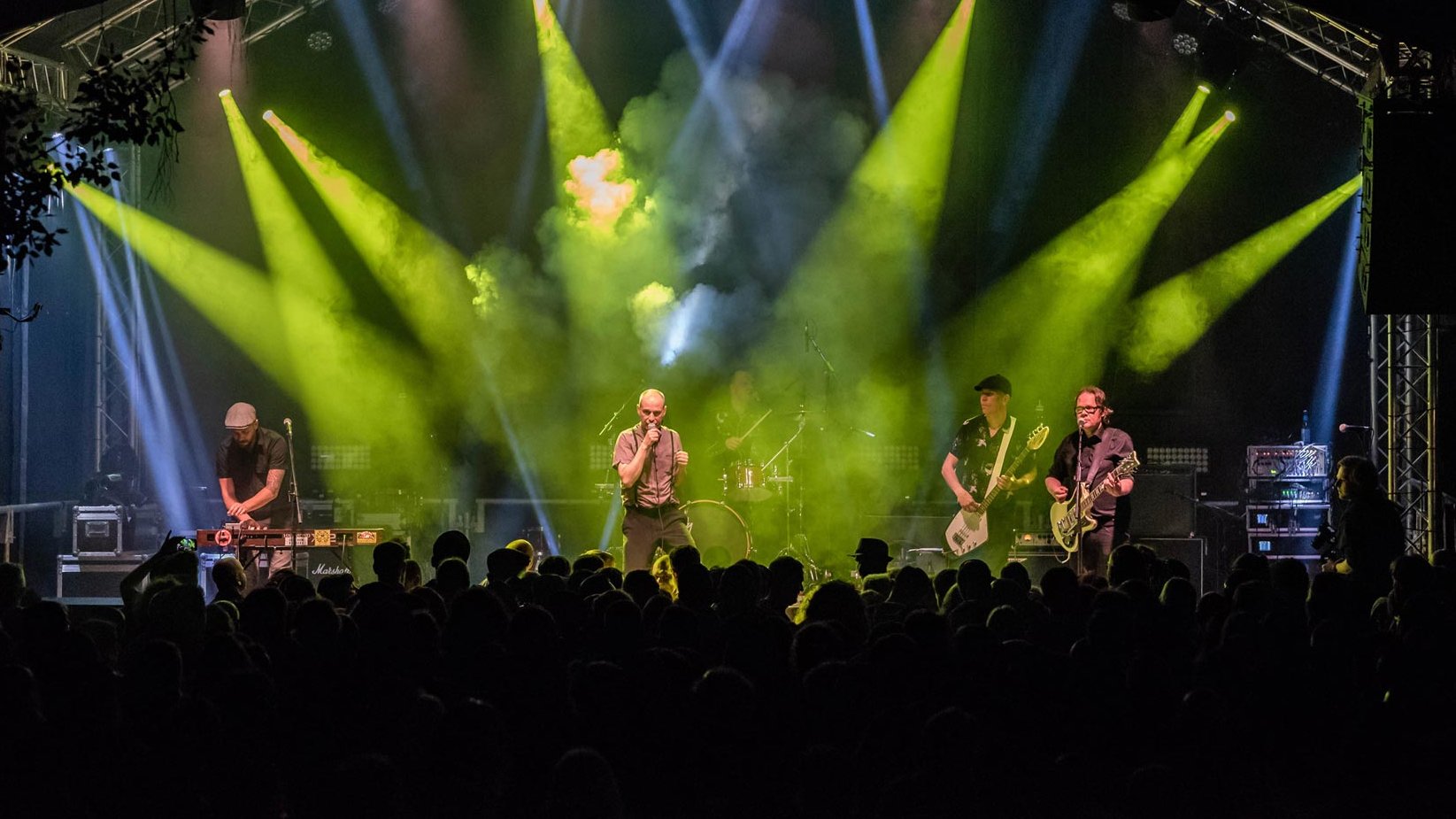 Band spielt beim Open Air am Lindenhain, während das Publikum tanzt und die Musik genießt