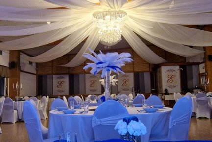 Eventhalle in Burgfarrnbach mit beleuchtetem Kronleuchter und festlich gedeckten Tischen