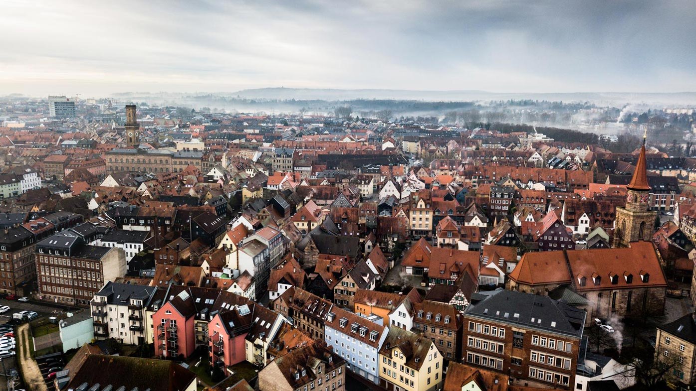 Panoramablick auf die Alt- und Innenstadt von Fürth, im Hintergrund erstreckt sich der grüne Stadtwald