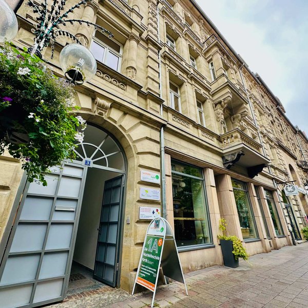 Sanierter Sandstein Altbau in der Innenstadt mit den Seminarräumen der Nachhilfeschule Fürth