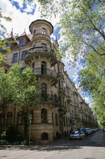 Haus an der Hornschuchpromenade in Fürth unter blauem Sommerhimmel mit historischer Architektur.