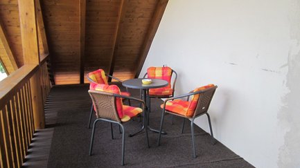 Großer Balkon der Ferienwohnung mit Tisch und Stühlen in Fürth