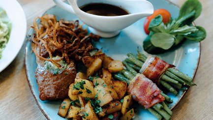 Fränkische Spezialitäten mit Spargel und Kartoffeln auf einem Tisch in einem Restaurant in Fürth.