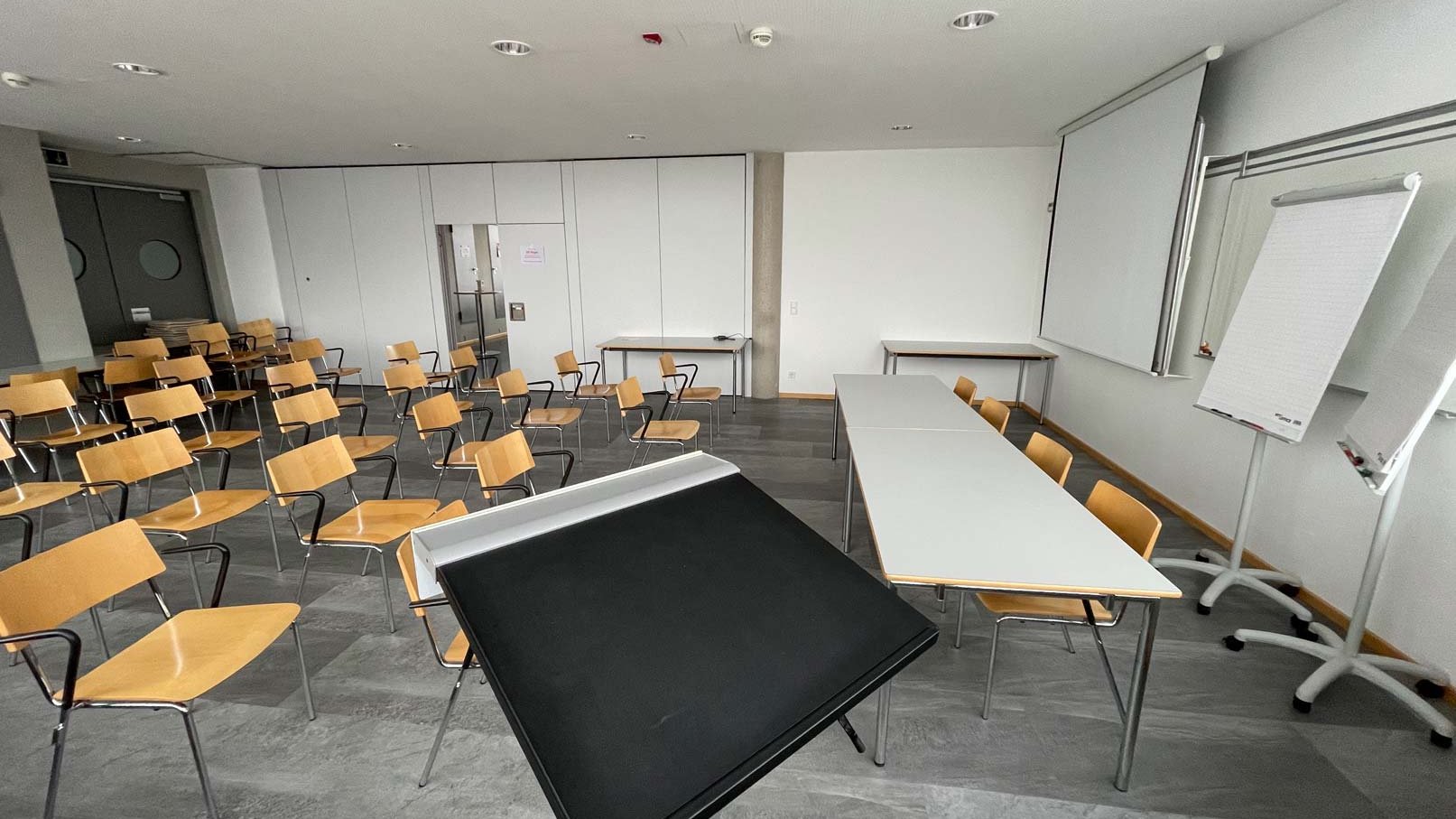 Tagungsraum im Complex Fürth mit Stuhlreihen, sauberem Design und heller, klarer Atmosphäre