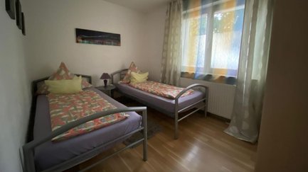 Schlafzimmer des Apartments Falke in Fürth mit dezenter Wanddeko und wohnlicher Atmosphäre