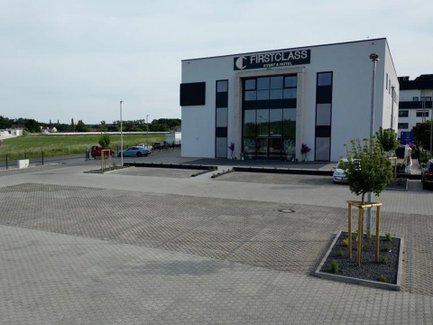 Außenansicht der Location First Class Event Fürth mit großer Glasfront und Parkplätzen davor