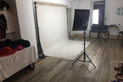 Arbeitsraum in der Matilde Fürth mit Scheinwerfern, Kleidung und Roll-Up Panel für Fotoshooting