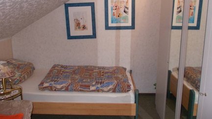 Schönes Einzelzimmer im Apartment Angelika in Fürth mit dekorativen Wandbildern