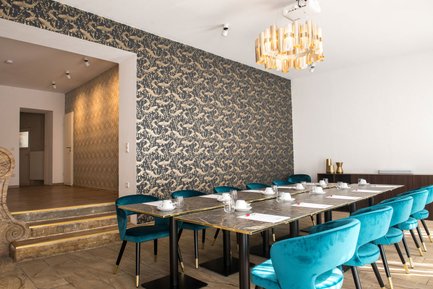 Tagungsraum Freiraum im Werners Boutique Hotel Fürth mit Tapetenwand, modernem Kronleuchter und elegantem Ambiente