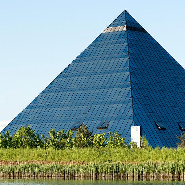 Außenansicht des Excelsior Hotels Nürnberg Fürth mit markanter, pyramidenförmiger Glasfassade