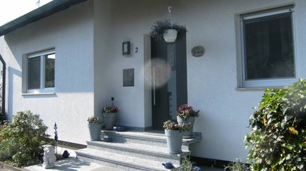 Apartment Angelika in Fürth von außen, umgeben von viel Grün und Ruhe