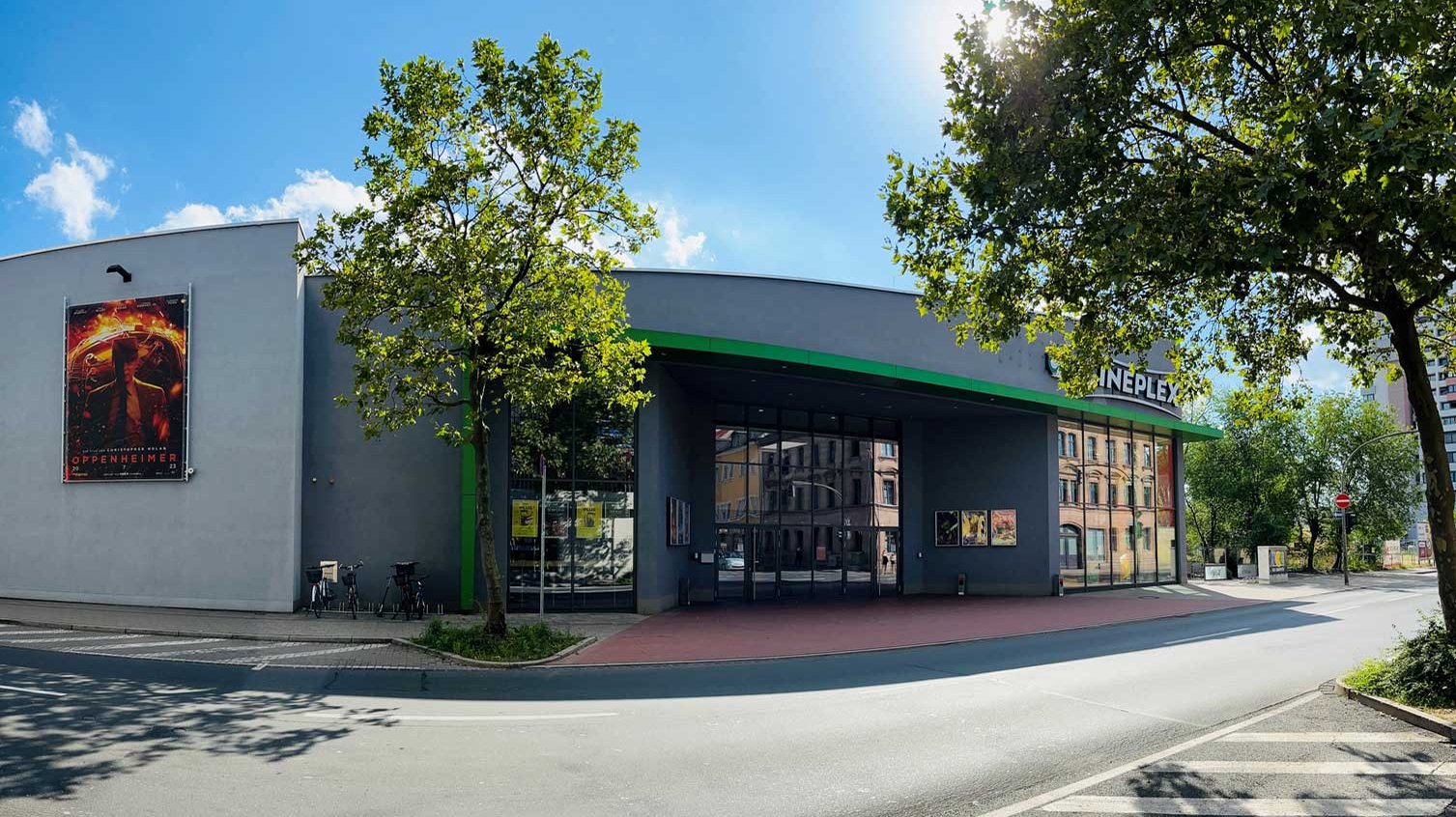 Modernes Cineplex Fürth mit langgezogenem Gebäude, blauem Himmel und einladendem Eingangsbereich