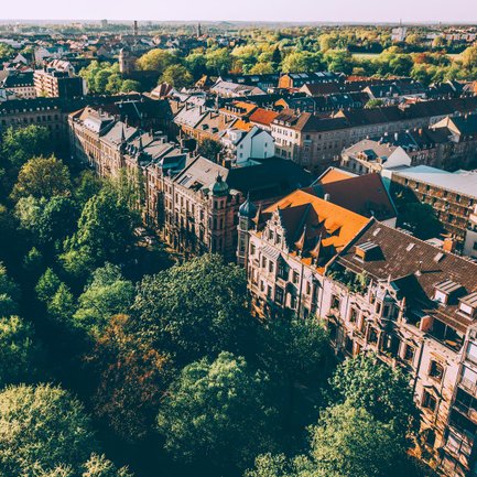 Fürther Königswarterstraße mit historischen Sandsteinfassaden, im Sonnenlicht beleuchtet