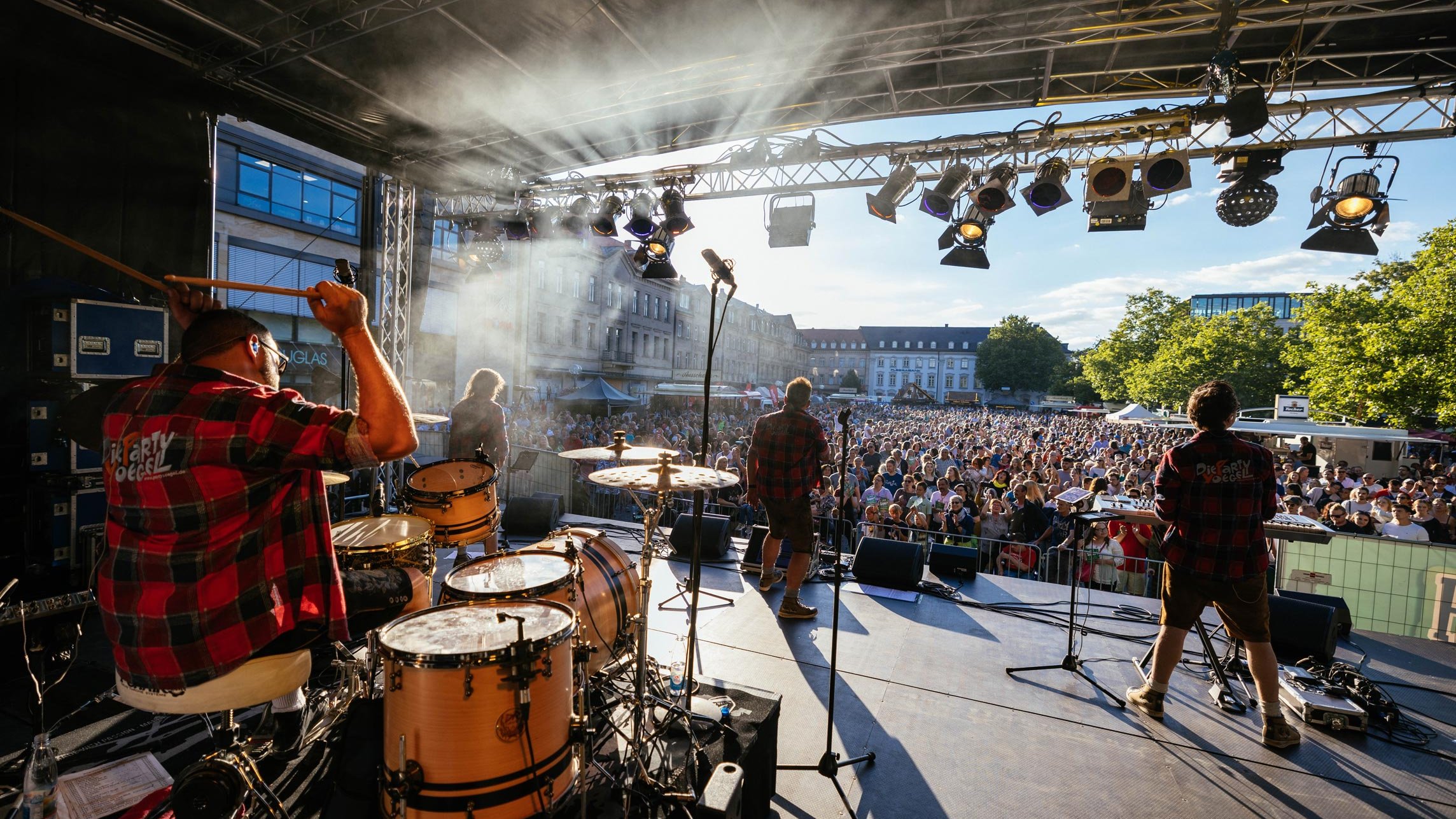Besucher:innen genießen das Fürth Festival auf der Fürther Freiheit an einem schönen Sommertag.