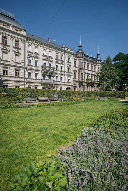 Blick auf Gebäude der Hornschuchpromenade in Fürth mit prachtvollen Sandstein und grüner Parkanlage