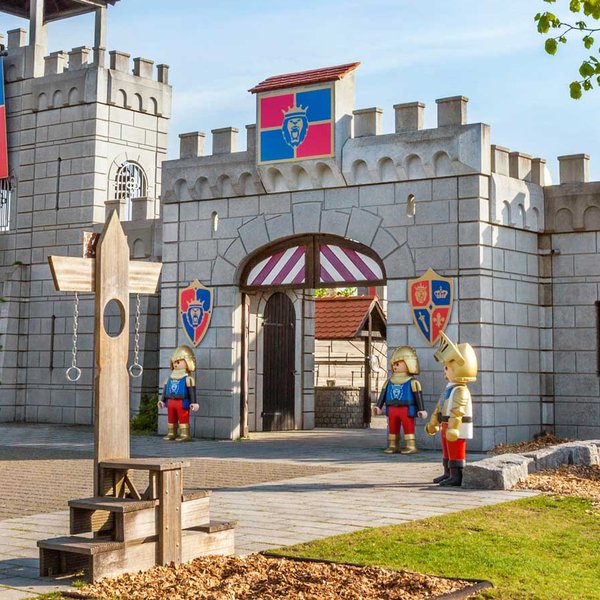Nachbau einer grauen Ritterburg im Playmobil FunPark mit Zugbrücke und großen Spielfiguren.