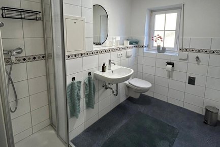 Helles Badezimmer mit Dusche und WC in einer Ferienwohnung im Landkreis Fürth