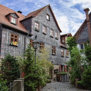 Historische Schieferhäuser in der Fürther Pfarrgasse, ein charmanter Blick in die Altstadt