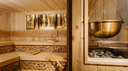 Gemütliche Sauna im Hotel Forsthaus Fürth mit hellem Holz und entspannender Atmosphäre
