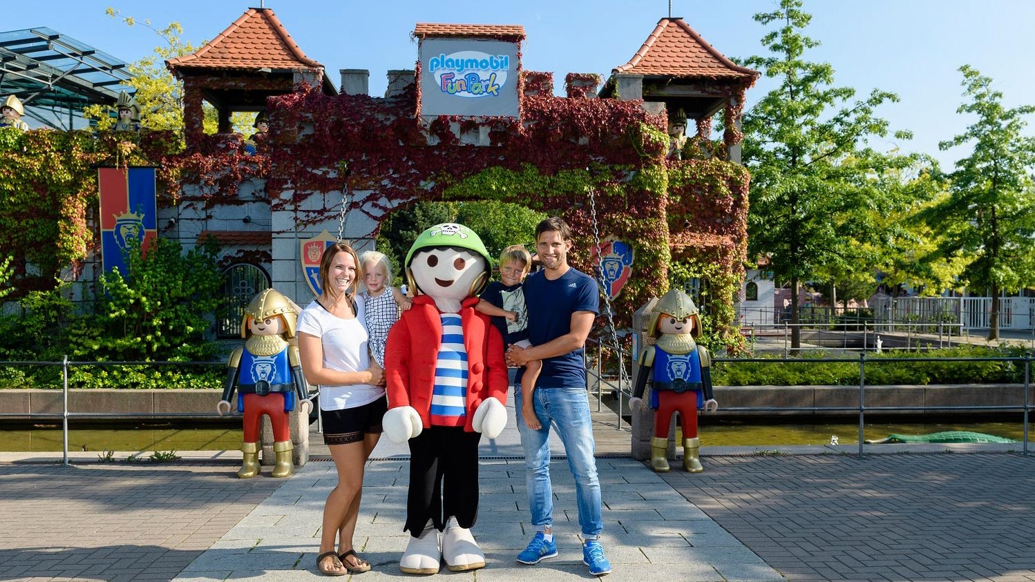 Im Playmobil FunPark in Zirndorf: Familie mit Maskottchen Rico vor der Burg.