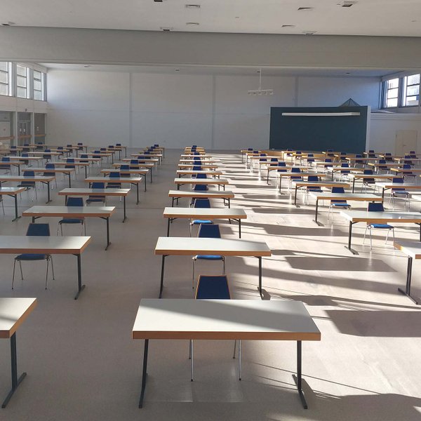 Große Halle im Gästehaus der Diakonie-Gemeinschaft Puschendorf mit Tischreihen und lichtdurchflutetem Raum