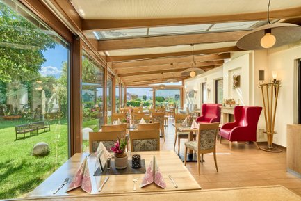 Moderner Wintergarten im Landhotel Seerose mit viel Licht, Glasfronten und gemütlicher Atmosphäre