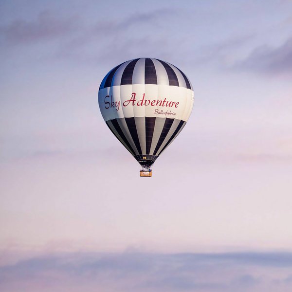 Ein Heißluftballon von Sky Adventure schwebt ruhig am Himmel