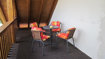 Großer Balkon der Ferienwohnung mit Tisch und Stühlen in Fürth