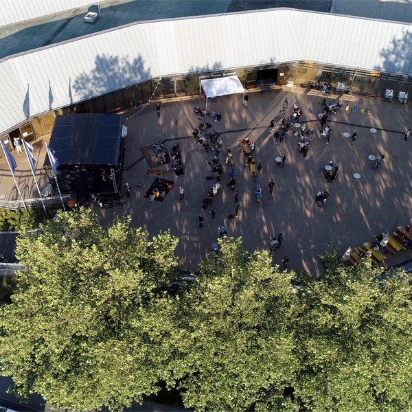 Besucher der Kulturterrasse der Stadthalle blicken auf die Bühne während einer Live-Veranstaltung.