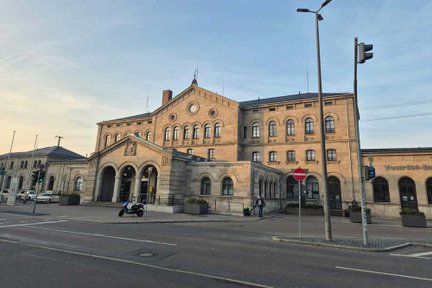 Fürther Hauptbahnhof mit Sandsteingebäude im Licht der morgendlichen Sonne.