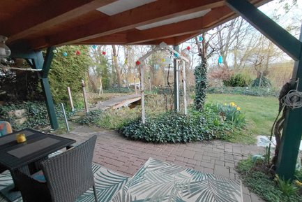Terrasse mit Blick auf den Garten der Ferienwohnung Anita Pfeiffer im Landkreis Fürth