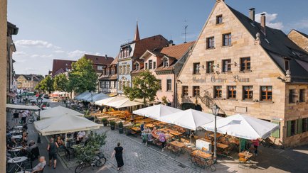 Die Gustavstraße in Fürth präsentiert sich mit vielen Außensitzplätzen der Restaurants und Cafés.