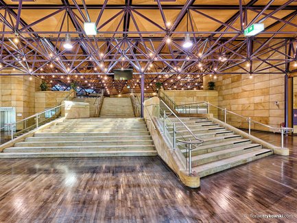 Großzügiger Treppenbereich in der Stadthalle Fürth mit Beleuchtung und offenem Raumgefühl