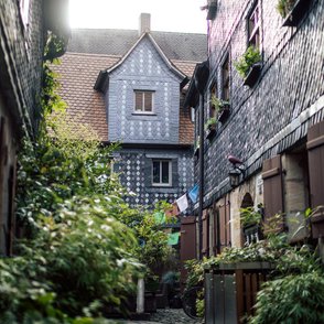 Malerischer Fürther Hof mit historischen Schieferhäusern und viel Grün rundherum