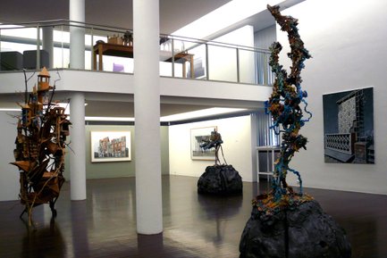 In der Fürther Kunst Galerie stehen drei abstrakte Skulpturen neben ausgewählten Gemälden