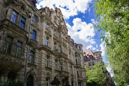 Haus an der Hornschuchpromenade in Fürth unter blauem Sommerhimmel mit historischer Architektur.