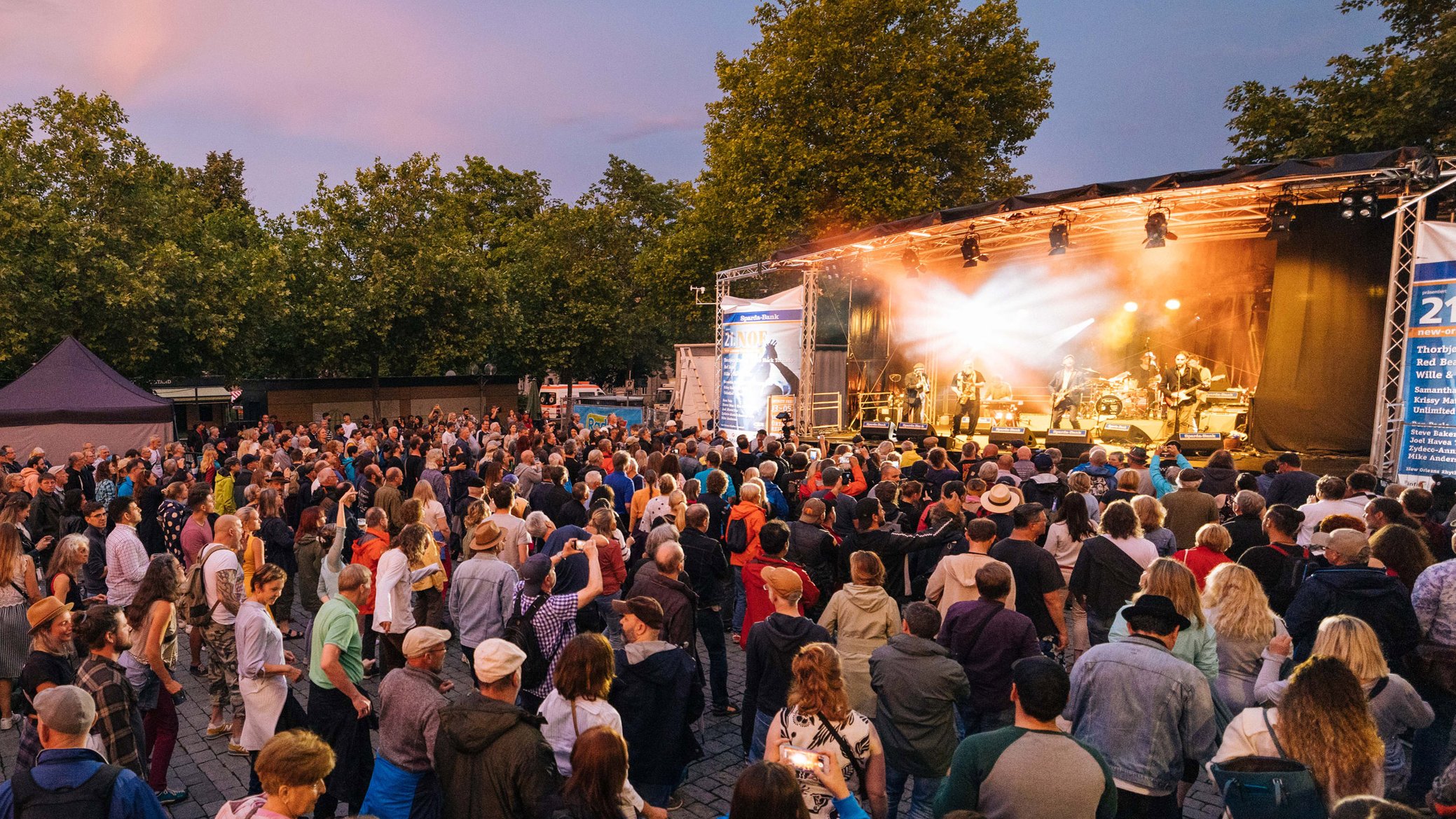 Tanzende Menschen beim New Orleans Festival auf der Fürther Freiheit vor beleuchteter Bühne mit Liveband