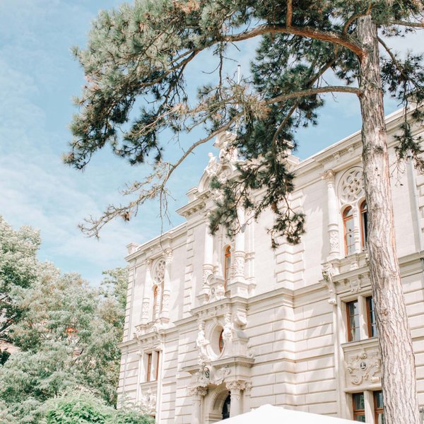 Prachtvolle Außenansicht des Logenhauses in Fürth mit leuchtendem Sandstein unter blauem Himmel