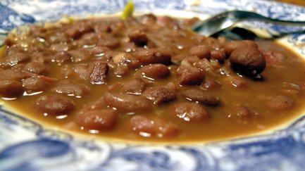 Historische Ollapodrida-Suppe („Allebatrie“) auf einem Teller in Fürth, herzhafte Spezialität nach altem Rezept